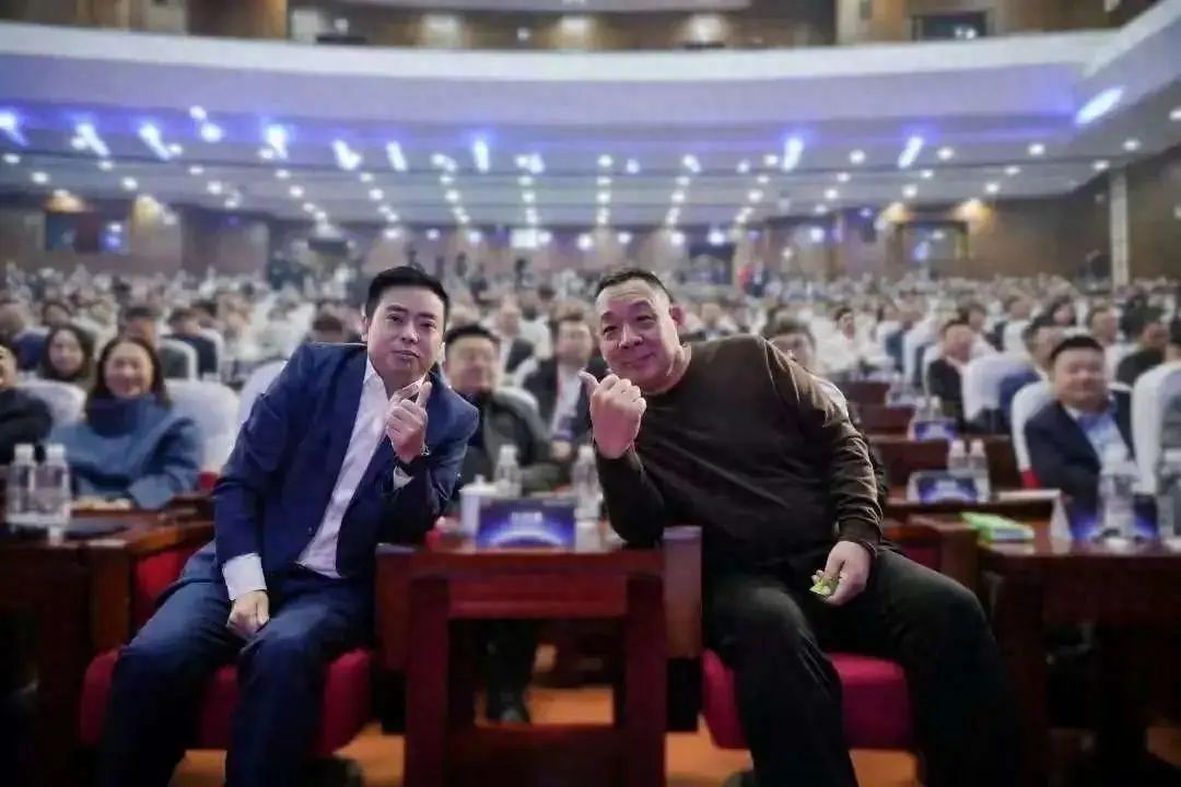 於東來打斷永輝高管發言，質問永輝店為何月賺200萬不漲工資，60％給員工當獎金比說什麼都好