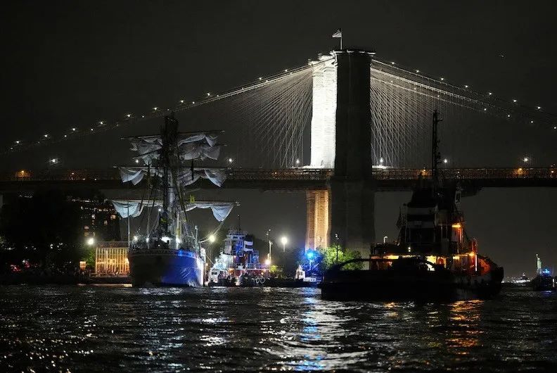 墨西哥海軍帆船在紐約當眾撞橋，船員被吊在高空，這真海軍？？
