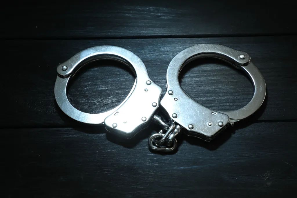臺警自費萬元購裝備，手銬被妻子在網店販售，夫妻各罰三千元