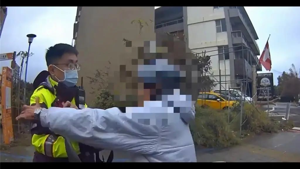 摩托老漢無照闖紅燈還推搡警察，被摔趴送辦！