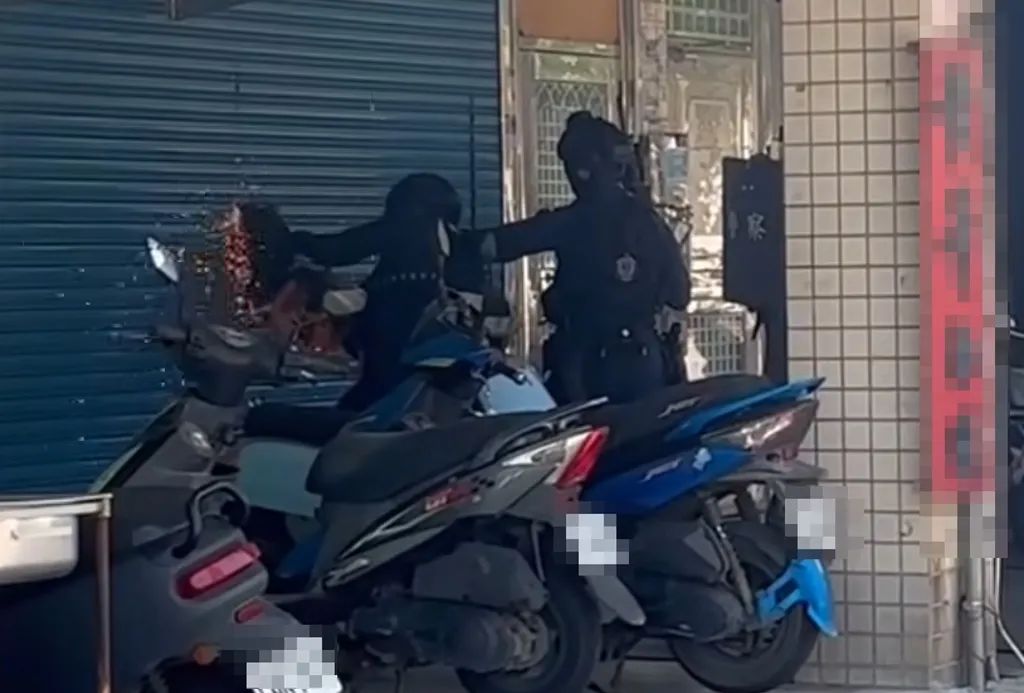 特警3分40秒破門抓捕，被嘲“不如叫鎖匠”