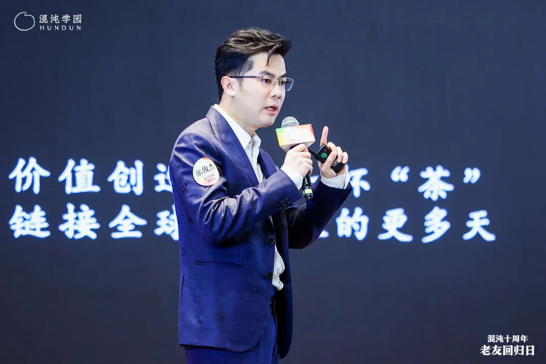 裂隙下的巨物：霸王茶姬成長史
