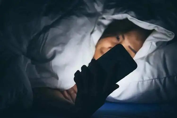 平時熬的夜，週末竟能補回來！中南大學新研究：週末補覺，心臟病風險或降低70％，還降低抑鬱風險