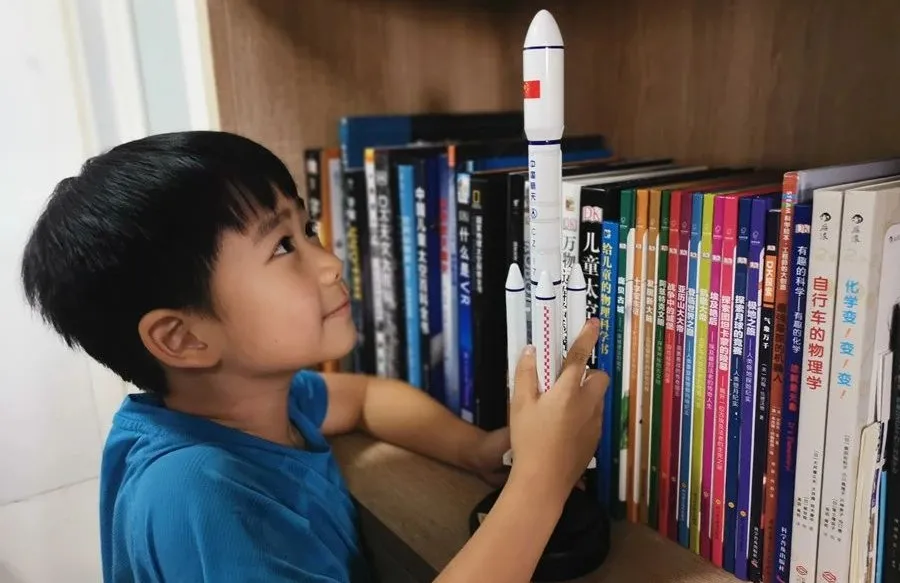 11歲小孩哥造出“二代火箭”，獲費俊龍寄語！果然興趣才是最好的老師