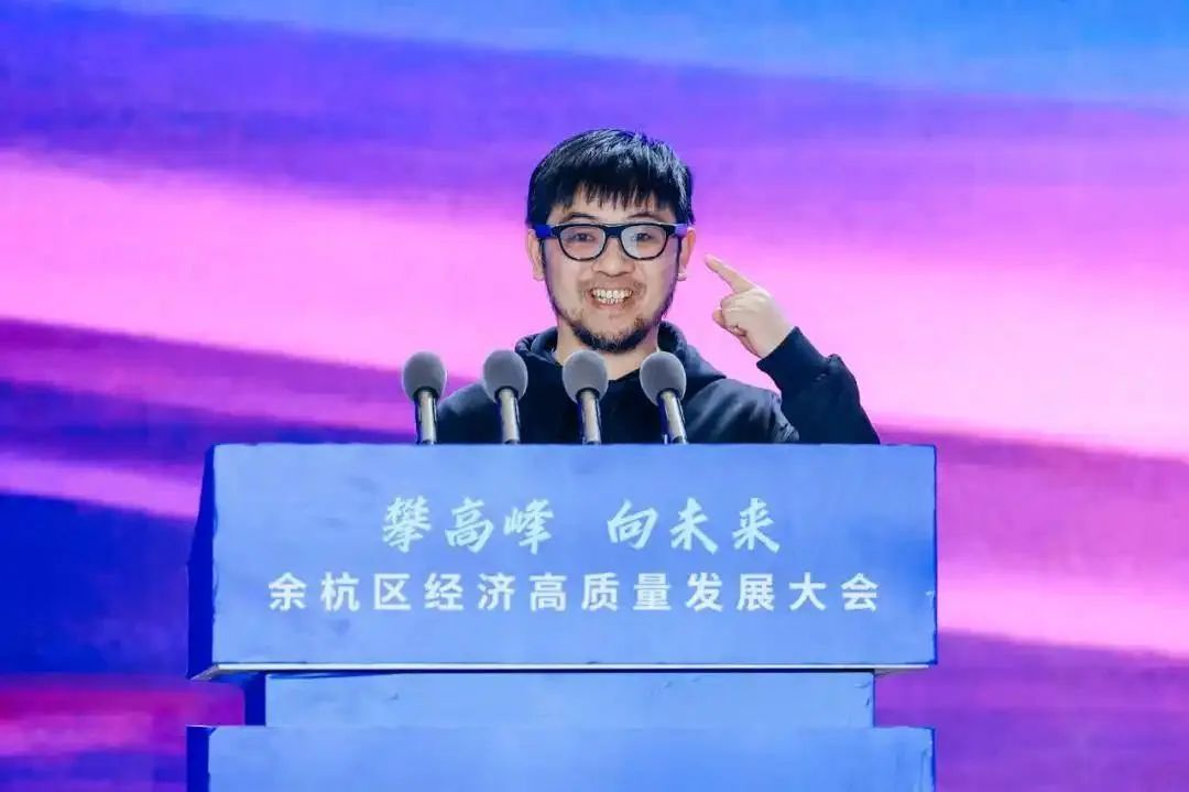 “發言稿就在我的眼鏡裡！”網友：在哪買？