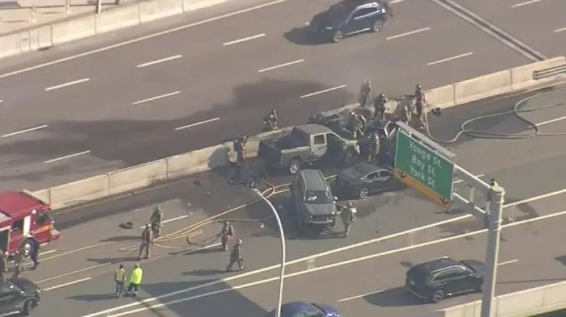 突發！多倫多Gardiner公路多車相撞起火，一死四傷，慘烈現場曝光