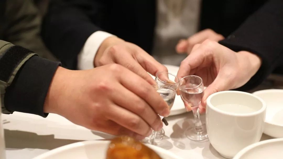 提醒！喝完酒上頭，難受？很多人都喝錯了….
