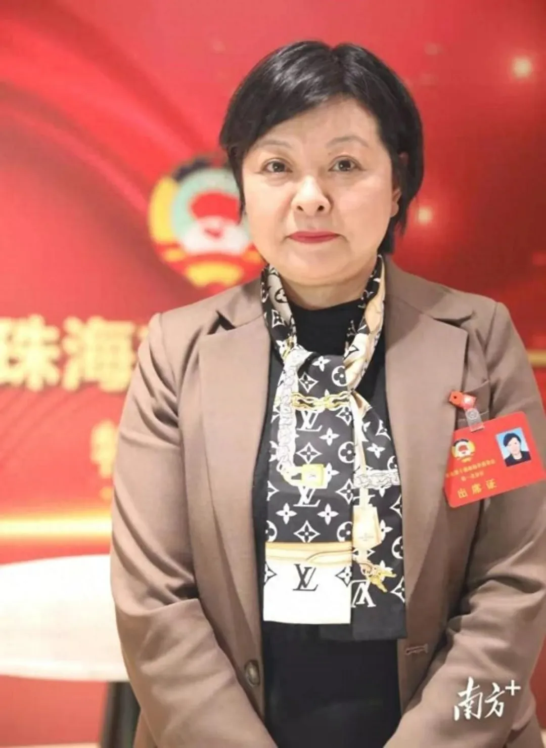 女局長的LV絲巾