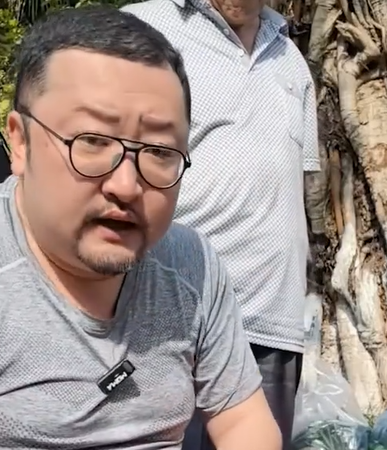 男演員趙雷棋街頭開直播刷鞋，上千人線上觀看！本人回應：目前沒戲拍，出來擺攤“服務大家”，有戲就去拍戲了