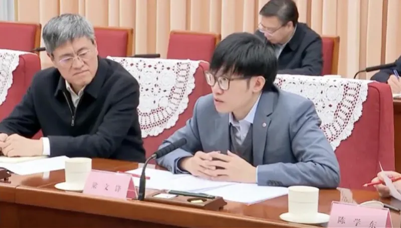 DeepSeek梁文鋒深夜回信：致所有在黑暗裡點燈的人