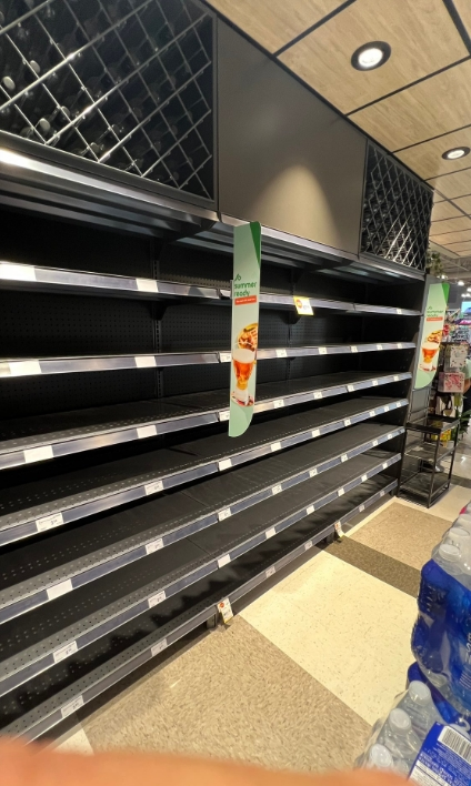 恐慌搶購！多倫多Loblaws、沃爾瑪等大批超市貨架被掃空！福特都急了“親自搬”