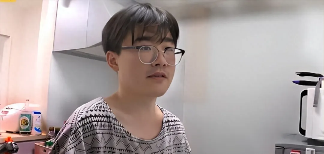33歲最牛軟飯男，13年被包養7次！淨賺1500萬，生活公開後，網友炸了：來我家吧！