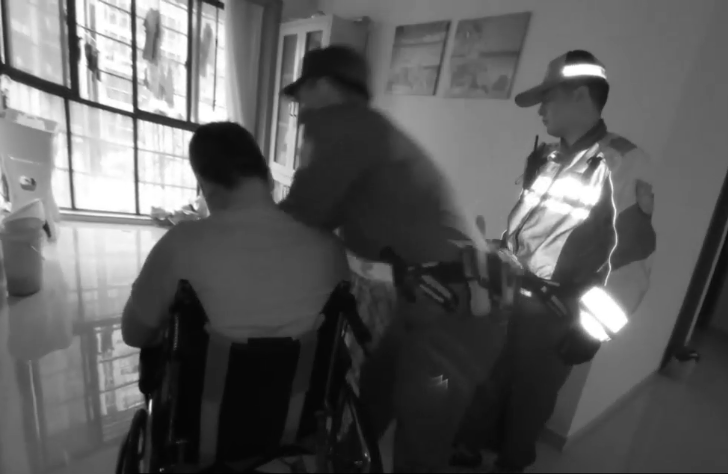 男子鬧自殺，民警又奪刀！還好這次戴套了