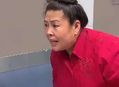 中國大媽'大鬧'外國機場嚇懵海關！'神秘的東方力量'把美女檢查官直接給整不會了…