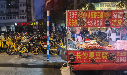 時入700，淨賺50萬…熱搜上又掛滿了擺攤暴富的年輕人