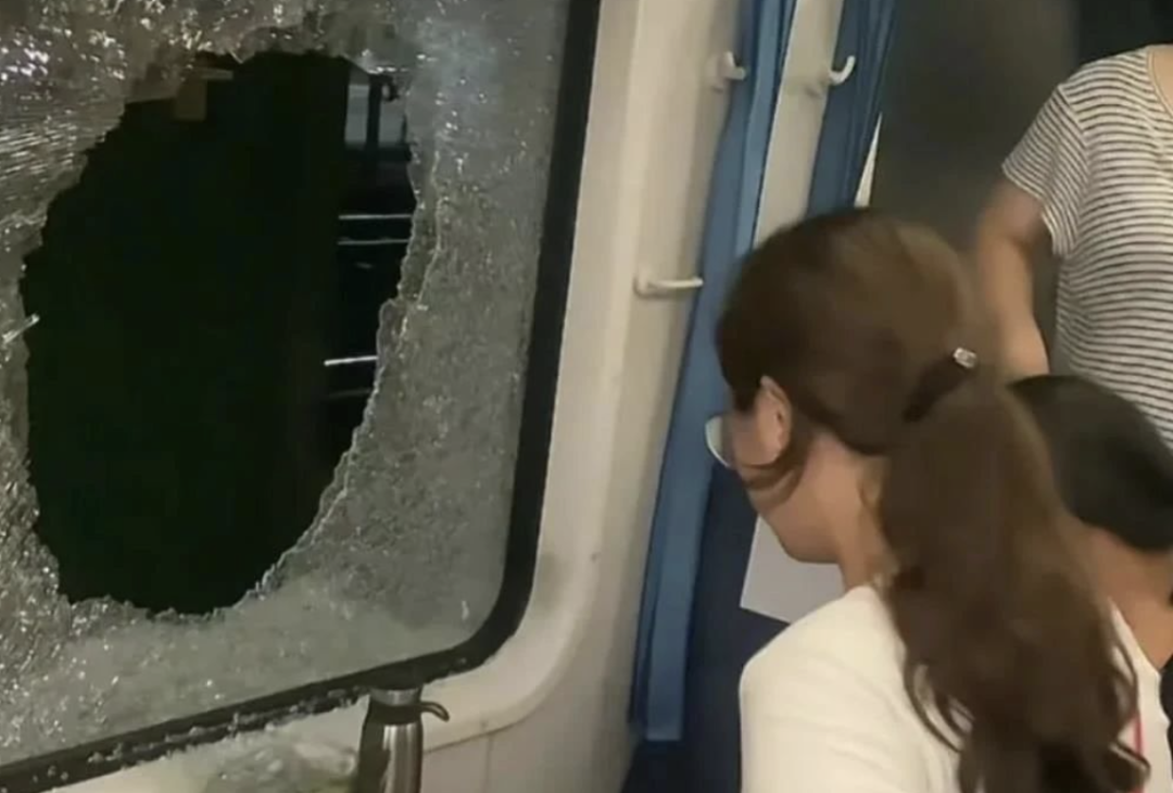 不道歉不慰問，鐵路部門如此通報”砸窗事件”引眾嘲