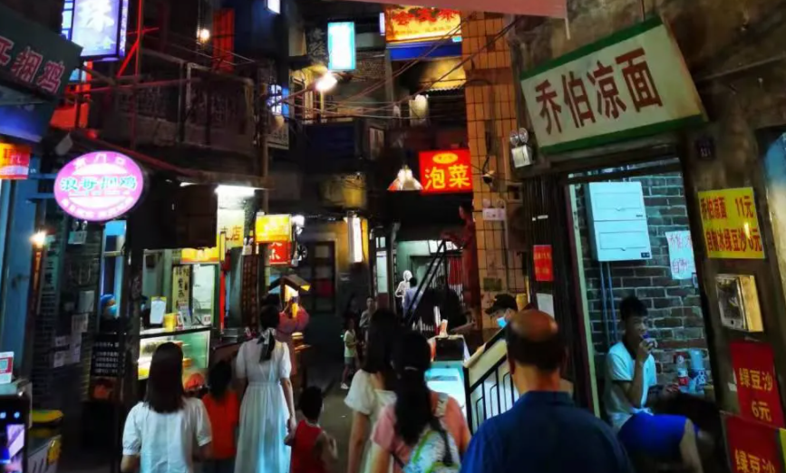 文和友，一個靠講城市故事而發財的超級“盲盒”