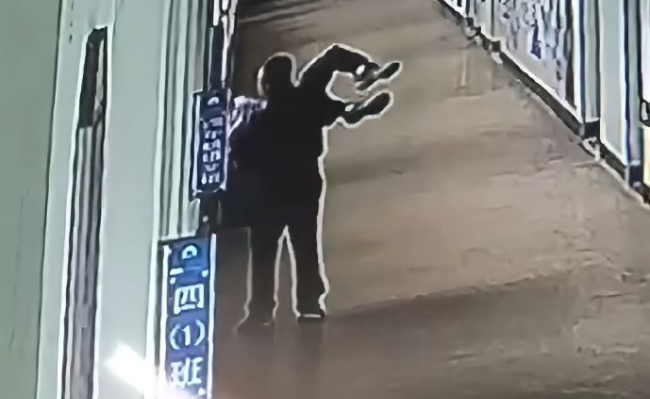 59歲老教師被拘留了，社會管不了10歲學生，還管不了你嗎