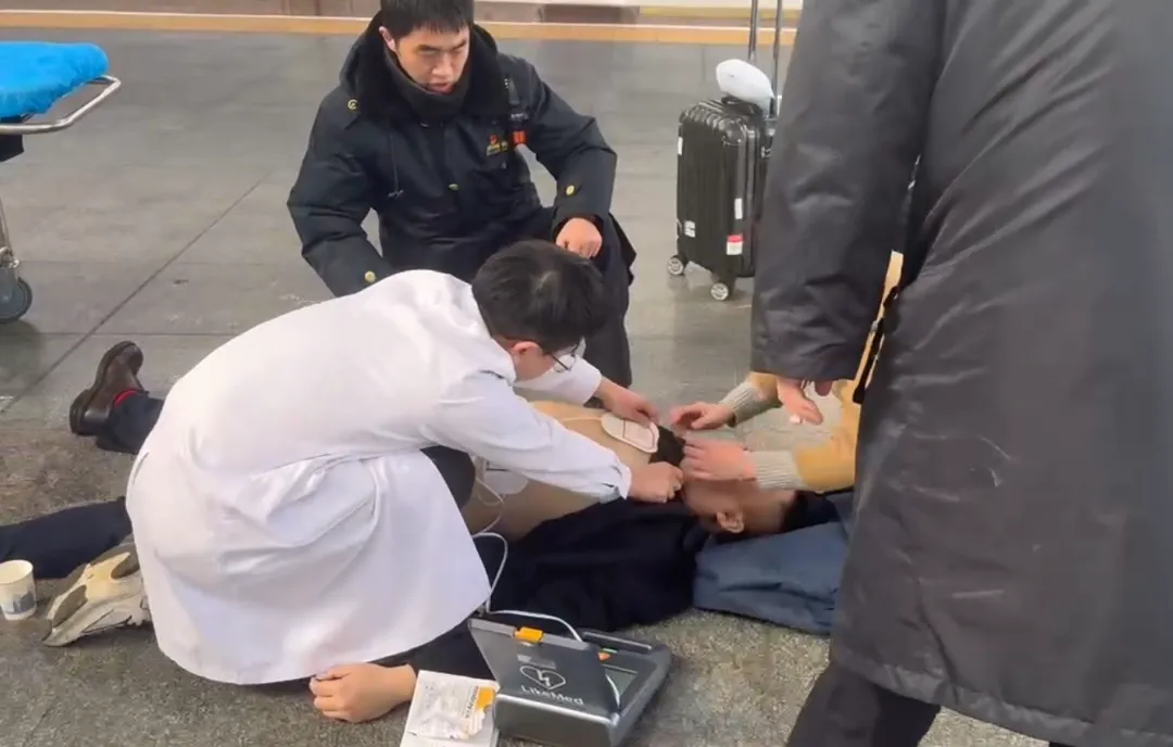 牛馬趕高鐵心臟驟停，醒來第一句話是“我要上班！”