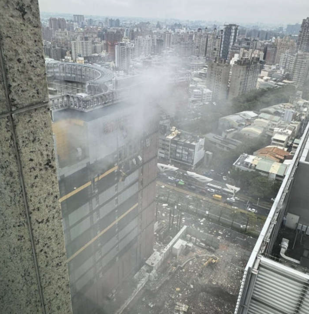 34死傷！百貨公司大爆炸整層樓炸飛電梯崩掉1家7口經過被砸爺爺當場身亡！