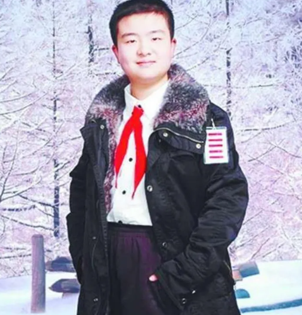 13年前名噪一時的“五道槓少年”和“不屑弟”，長大後的境遇大反轉…