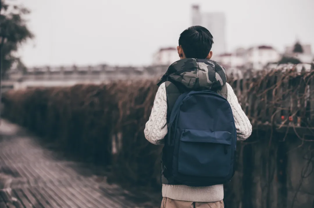 四川12歲男孩一邊守著父親，一邊打遊戲，父親病逝辦理手續時，才發現3800元醫療費都被他玩遊戲花光了！