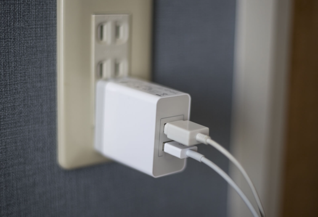 日本網紅怒批中國人給手機充電是“偷電”！中日網友為此在外網吵了起來…