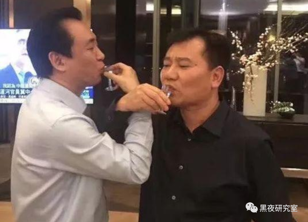 2萬億負債的恒大又走到了全面崩盤的邊緣？皮帶哥到底靠誰續命？