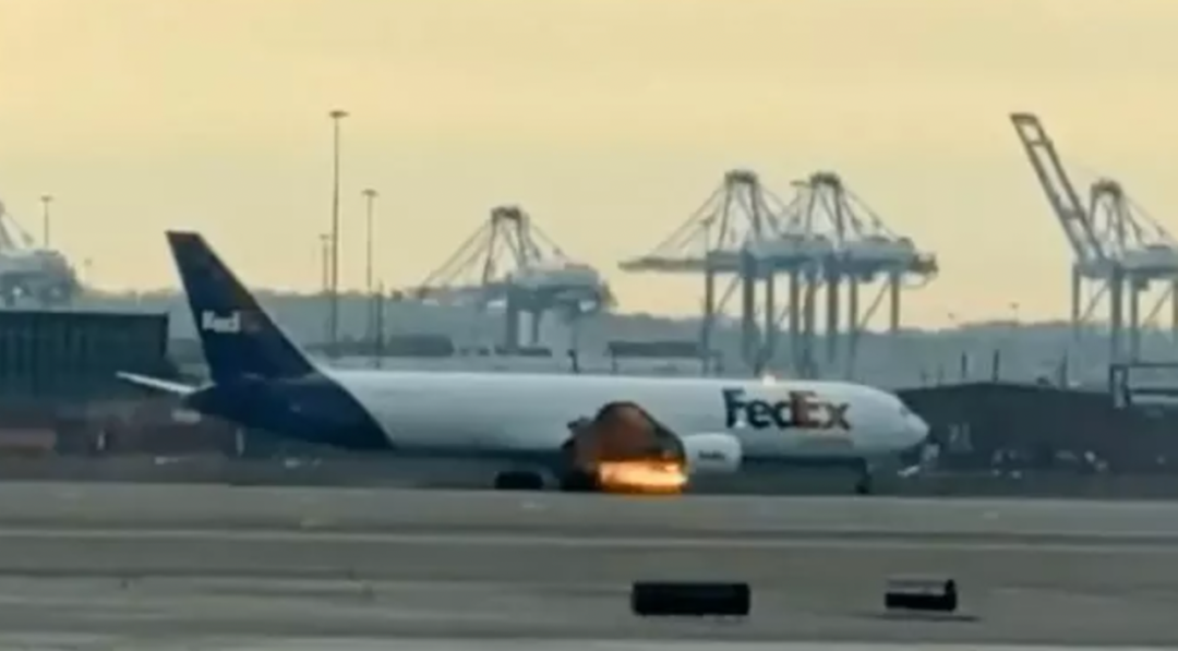 Fedex貨機起飛後遭鳥擊引擎起火急降紐約機場