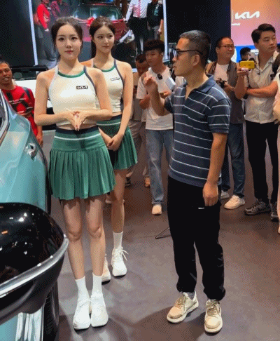 他被封禁，徹底涼涼！因詭異眼神走紅，許多人都見過→