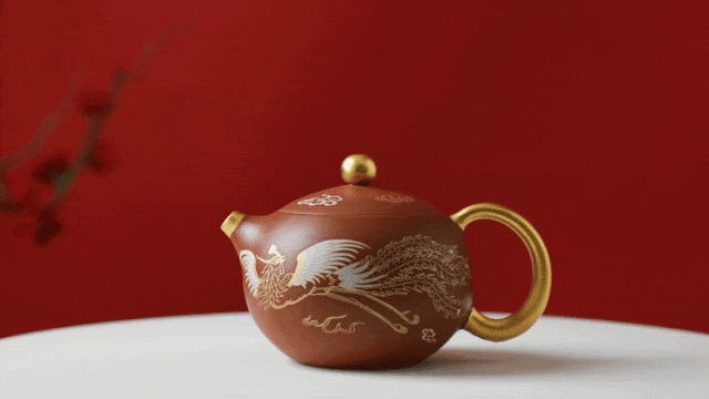 這盞西施壺太驚豔，純金手繪龍鳳呈祥，傾茶瞬間如鳳鳴啼！