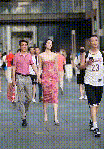 石油姐直播撈金夢碎，人生一旦選錯了方向，再怎麼努力，最終也會變成泡影！
