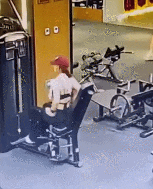 小姐姐健身房“炸臀”，差點送自己上救護車….