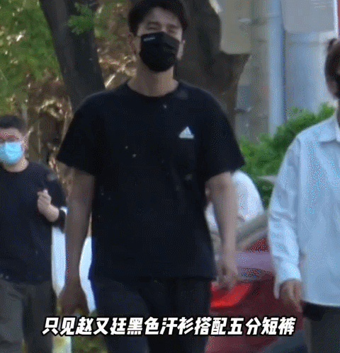 高圓圓和趙又廷逛超市：手挽手很甜蜜！45歲扎丸子頭像大學生