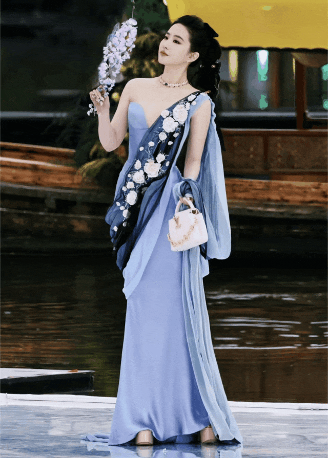 劉亦菲遊西湖美成“畫中仙”，網友狂誇：這才是頂級東方美
