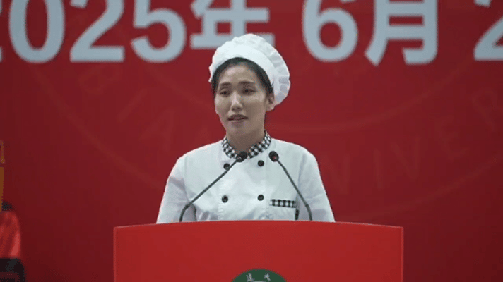 感動萬千網友！高校食堂阿姨畢業典禮上演講，全程脫稿，溫暖走心，本人回應：只是一名普通職工