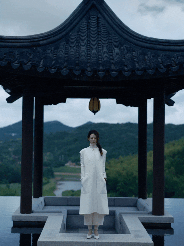 離婚4年，趙麗穎徹底放飛！山西旅遊照刷屏：美得好高階