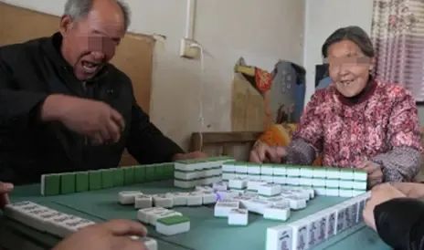 奶奶因痴迷打麻將，導致2個孫子觸電身亡，父親得知後含笑煮了4碗麵，結果….