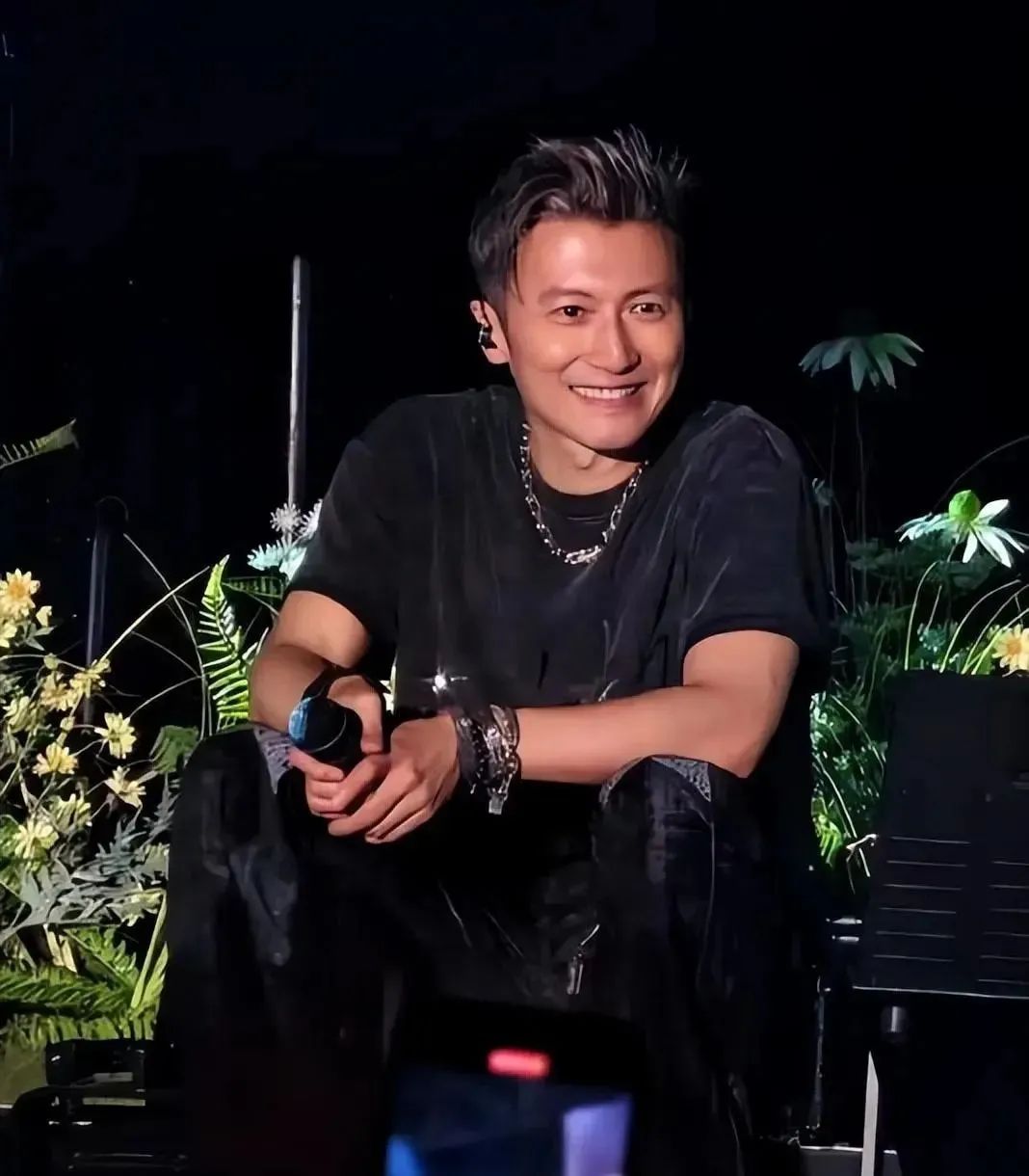 王菲已秘密抵港！謝霆鋒20年來首唱，不換衫不化妝也令四萬人瘋狂