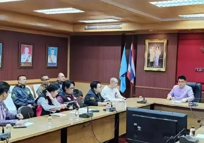 演員星星在泰國參加了“圓桌會議”，但還有更多人等待著營救
