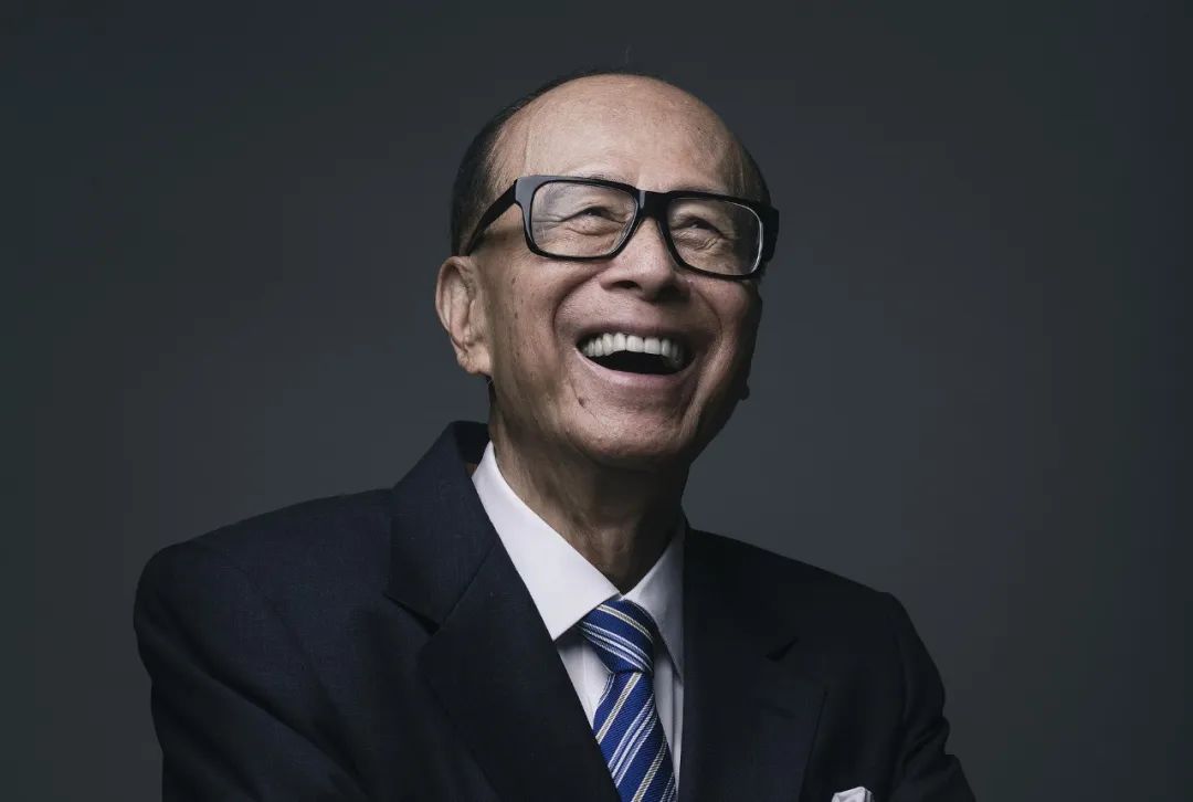 李嘉誠緊急撤離，傳遞什麼訊號？