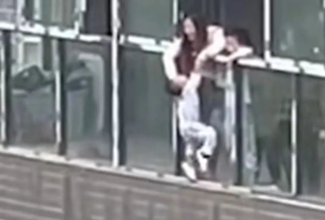 重慶3歲男童被親媽摔死前的一個動作，看哭了我