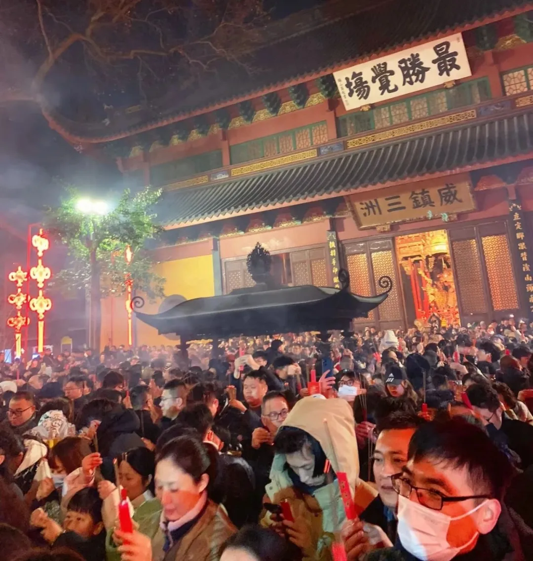 春節最大「銷金窟」，擠滿中年男人