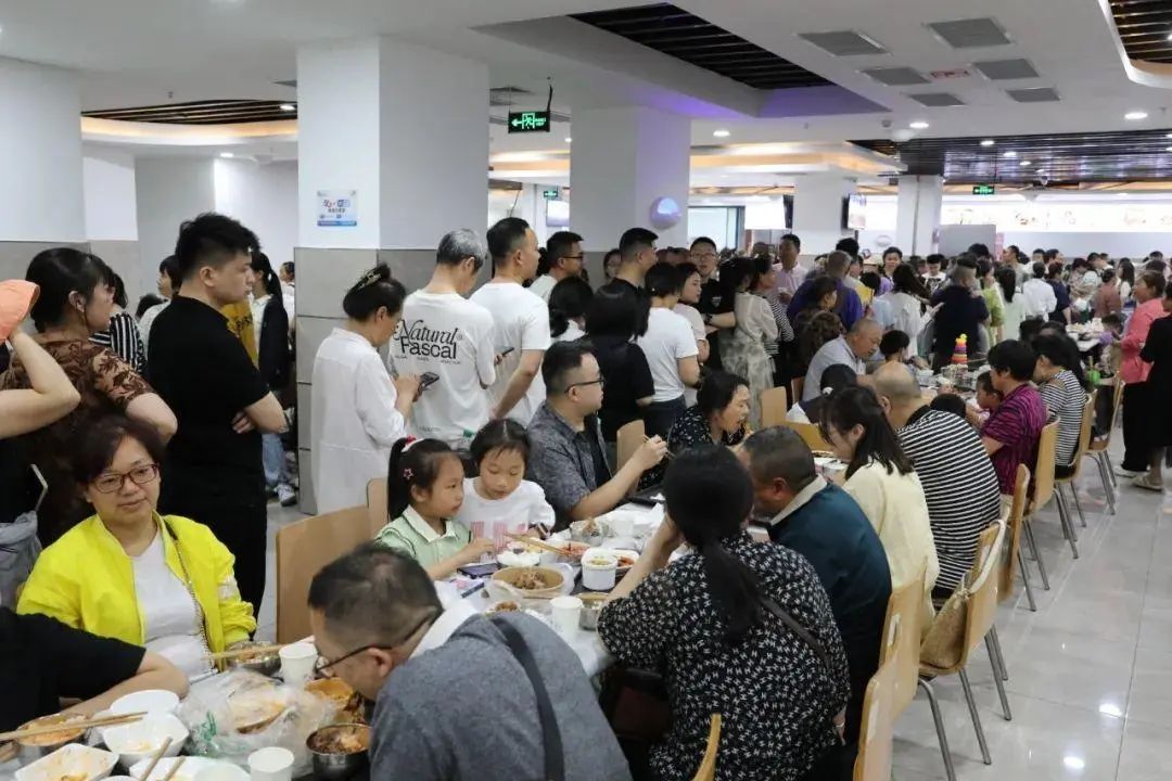 評區政府食堂五一向遊客開放：這是個好事也會有爭議的時代