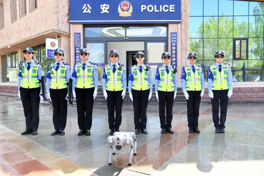 身邊機器狗，頭頂無人機，女警巡邏隊五一亮相！