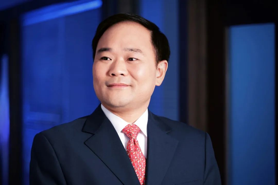 李書福，刀口向內