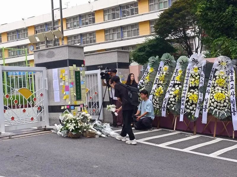 是誰逼死了年僅23歲的女教師？