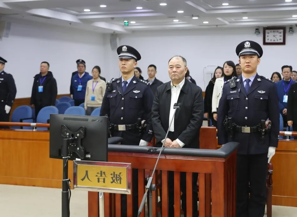 給許家印貸鉅款的行長，被判死緩了？