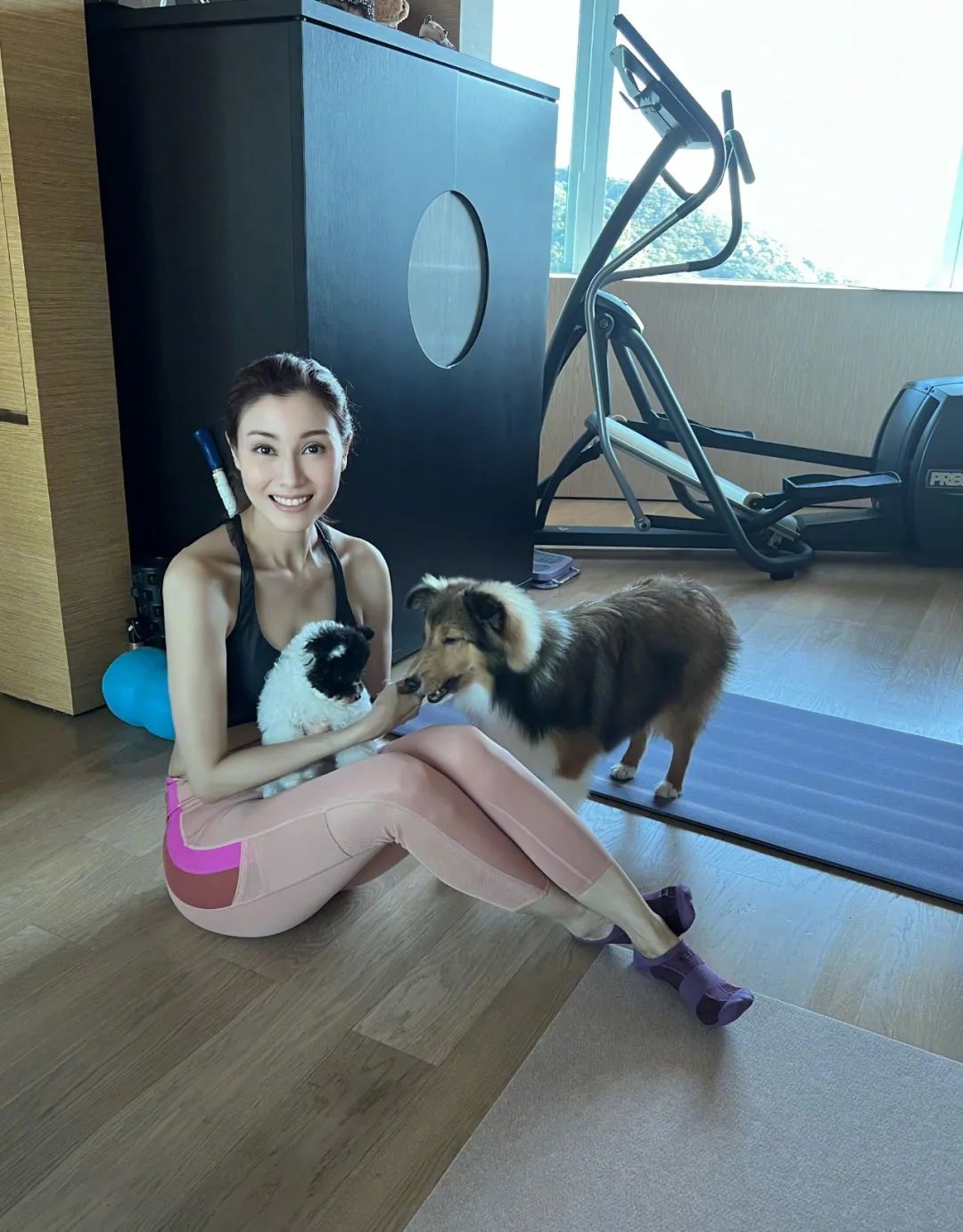 53歲李嘉欣近照曝光：美胸、比基尼，簡直荷爾蒙爆棚！