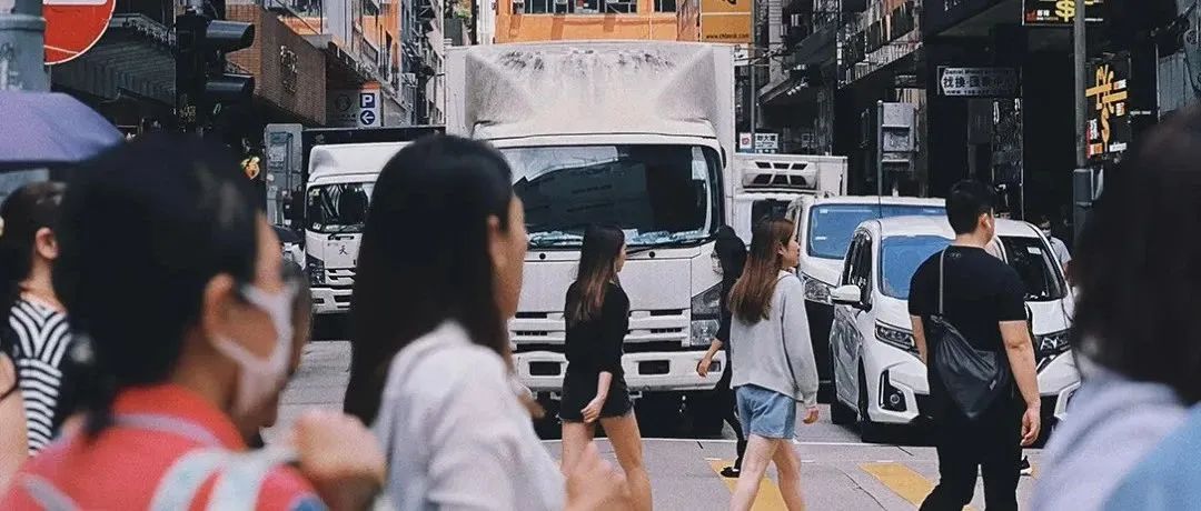 被港人“排斥”的內地優才：主動降薪和加班，卷翻香港職場